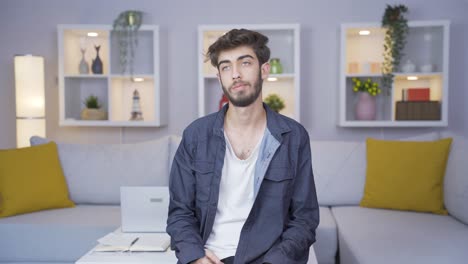 un hombre sin dinero mirando su billetera vacía.
