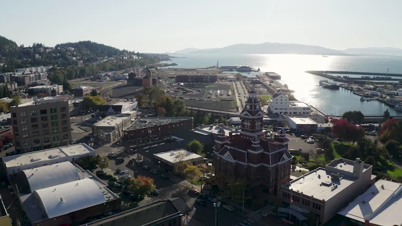 vista aérea del museo whatcom y la bahía de bellingham en bellingham, washington en un día soleado