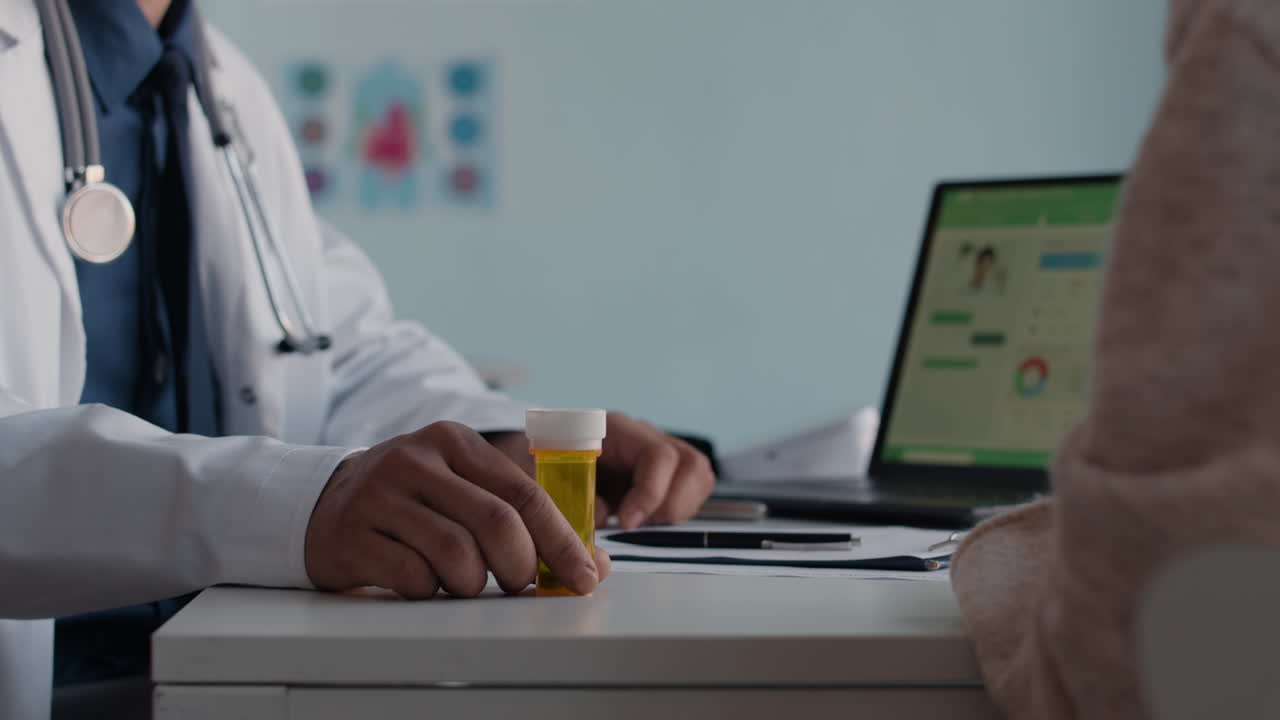 el médico explica la medicación al paciente