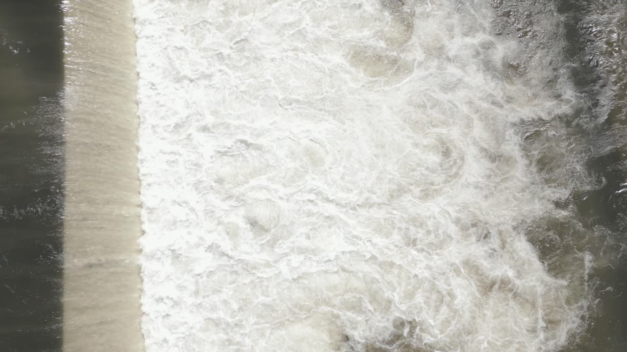 vista aérea de la hidráulica del río causada por el agua que se derrama sobre el vertedero