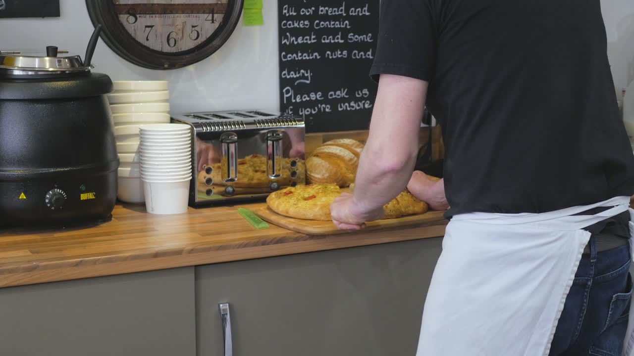 고객에게 제공하기 위해 빵을 자르는 중