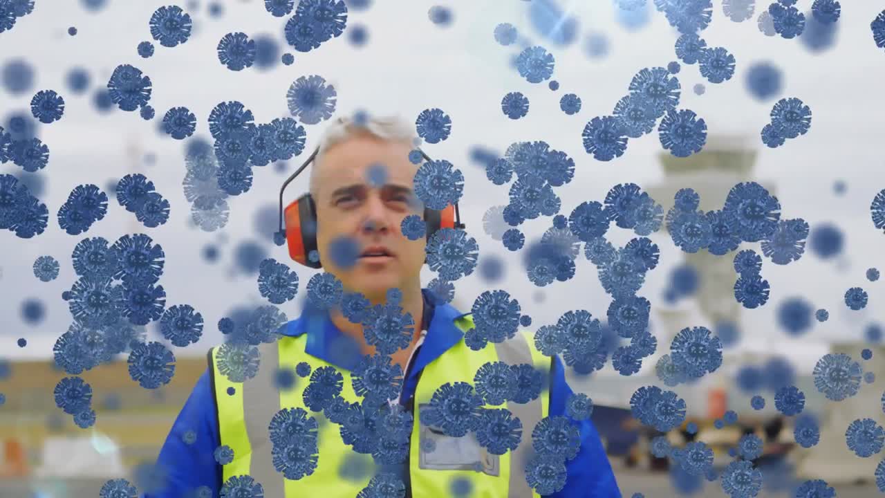 animación de células de covid-19 flotantes sobre un controlador de tráfico aéreo caucásico en el aeropuerto