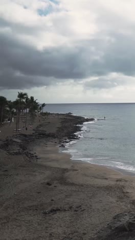escena de playa con cielo nublado