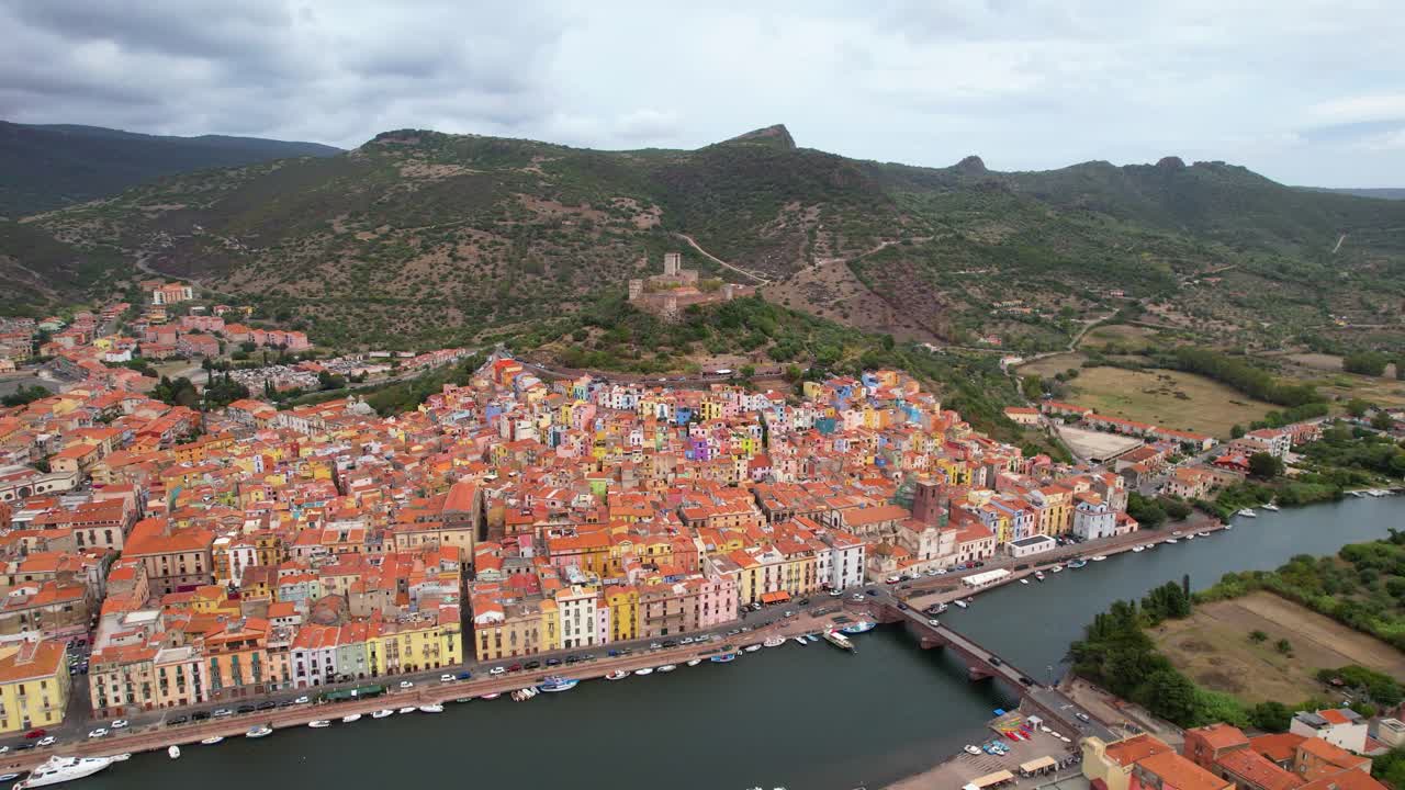 사르데니아 의 보사 도시 의 공중 사진