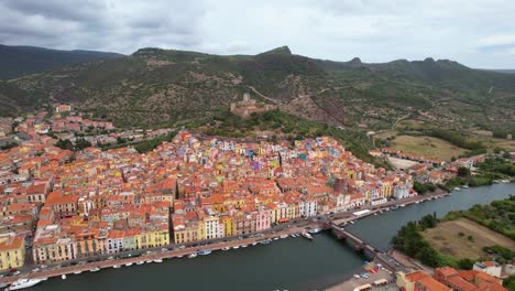 Vista-Aérea-De-La-Ciudad-De-Bosa-En-Cerdeña