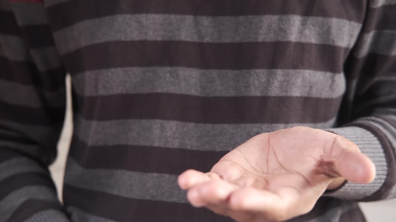 손 소독제를 적용하는 것