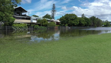 toma aérea de 4k sobre un barrio inundado en la ciudad de murwillumbah, australia
