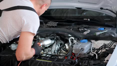 mecánico que trabaja en un motor de automóvil