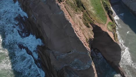 Toma-Aérea-De-Drones-Del-Flysch-De-Zumaia-En-Un-Día-Soleado