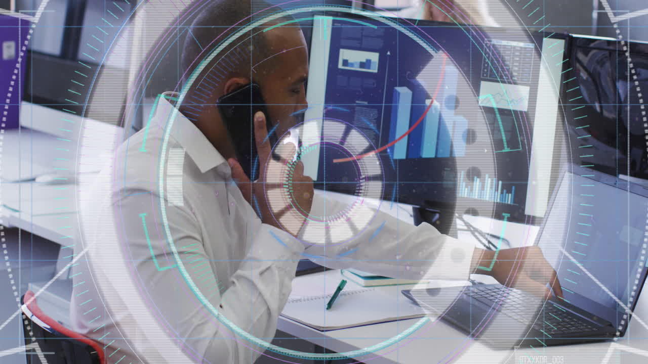 animación del procesamiento de datos financieros sobre empresario biracial usando el teléfono en la oficina.