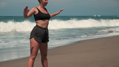 mujer haciendo sentadillas en la playa