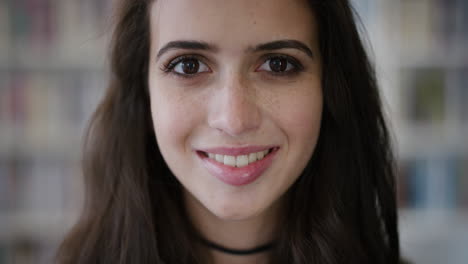 retrato de cerca hermosa joven estudiante sonriendo feliz disfrutando de una educación exitosa estilo de vida adolescente femenina linda pecas