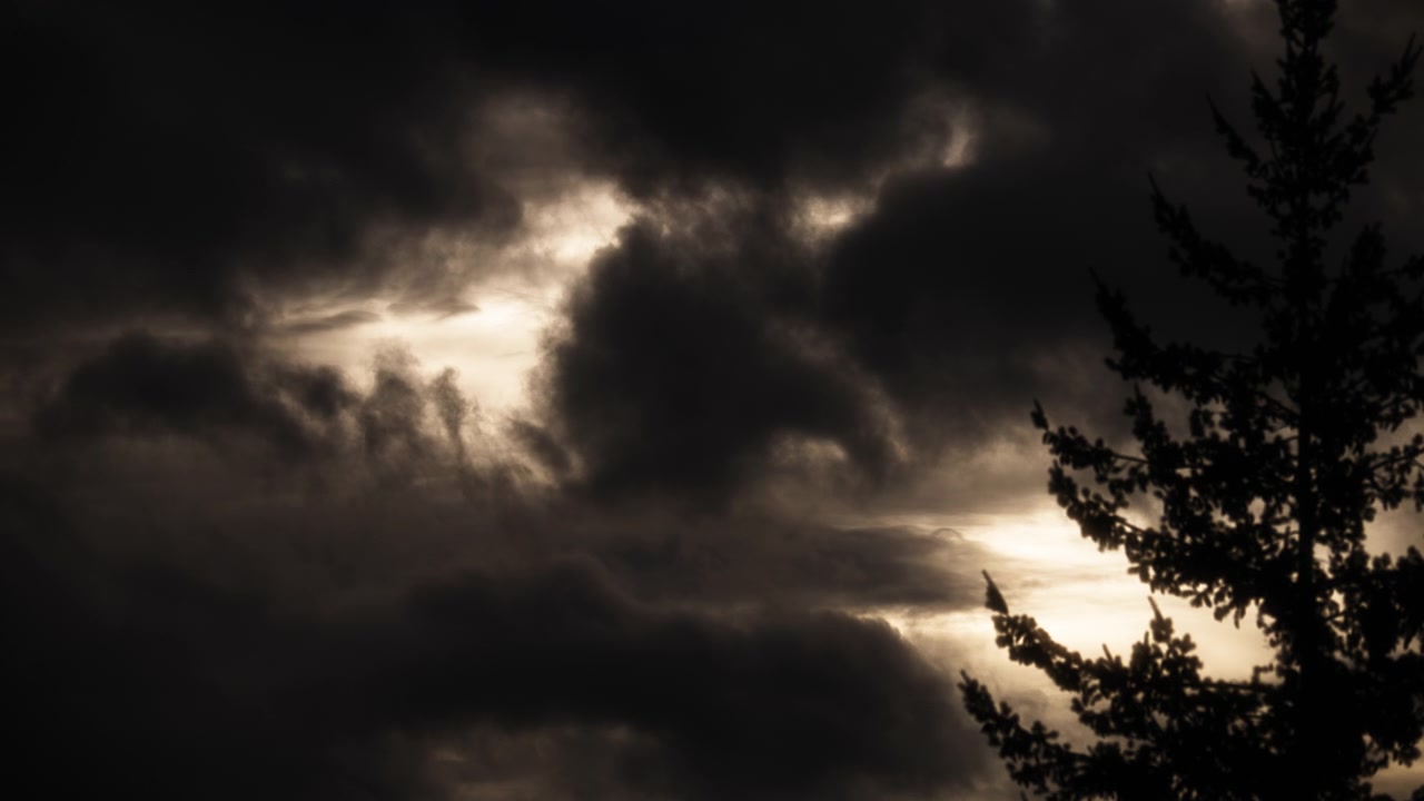 Stormfulde skyer bevæger sig hurtigt på morgenhimmelen.