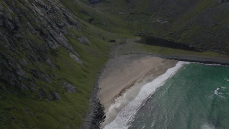 las olas chocando contra una playa aislada en lofoten, noruega