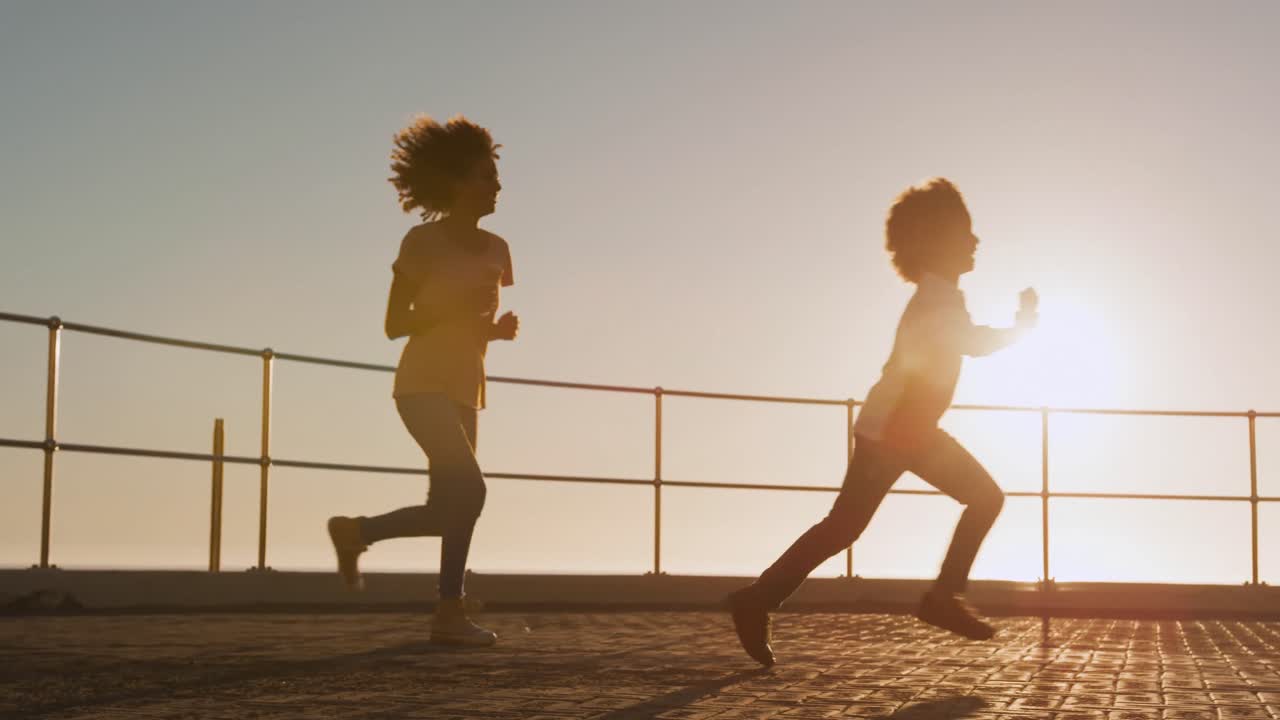 Madre e figlio che si divertono al tramonto