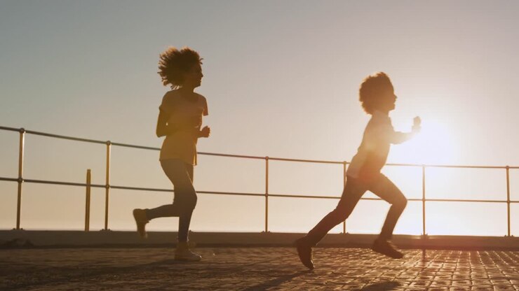 Madre e figlio che si divertono al tramonto