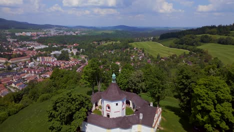 vista aérea mágica de vuelo alrededor de la capilla en la colina de la montaña, krumlov república checa verano 2023