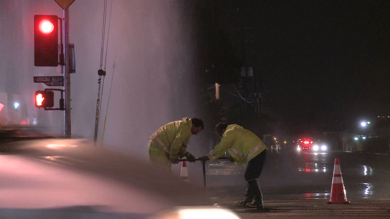 로스엔젤레스 3에서 소방관들이 고장난 수도 본관을 폐쇄하려고 합니다.
