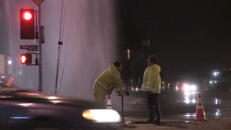 消防員試圖關閉洛杉磯3號的水道管道