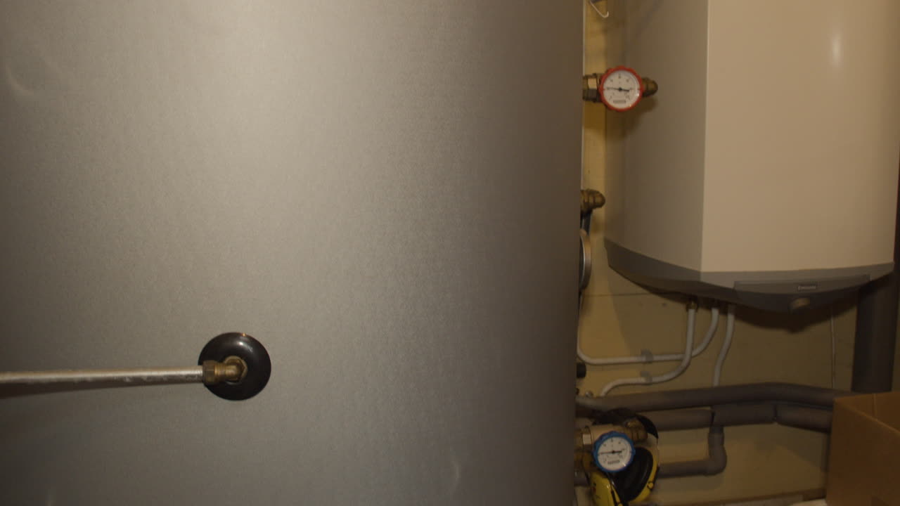 incline hacia abajo la bomba de calor en una pequeña habitación doméstica