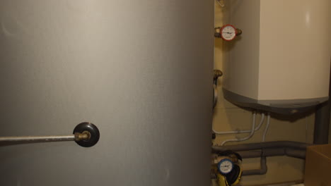 incline hacia abajo la bomba de calor en una pequeña habitación doméstica