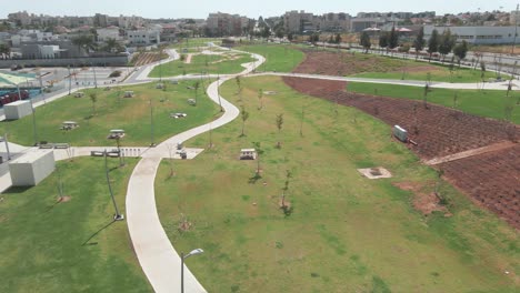 Patio-De-Juegos-De-Skate-Al-Mediodía,-Filmado-Desde-Arriba,-En-La-Ciudad-Del-Distrito-Sur-De-Israel-Nombrado-Por-Netivot