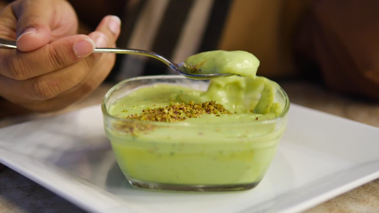 persona comiendo postre de pistacho