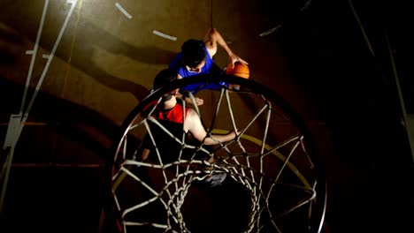 Konkurrenten-Spielen-Basketball-Auf-Dem-Platz-4k