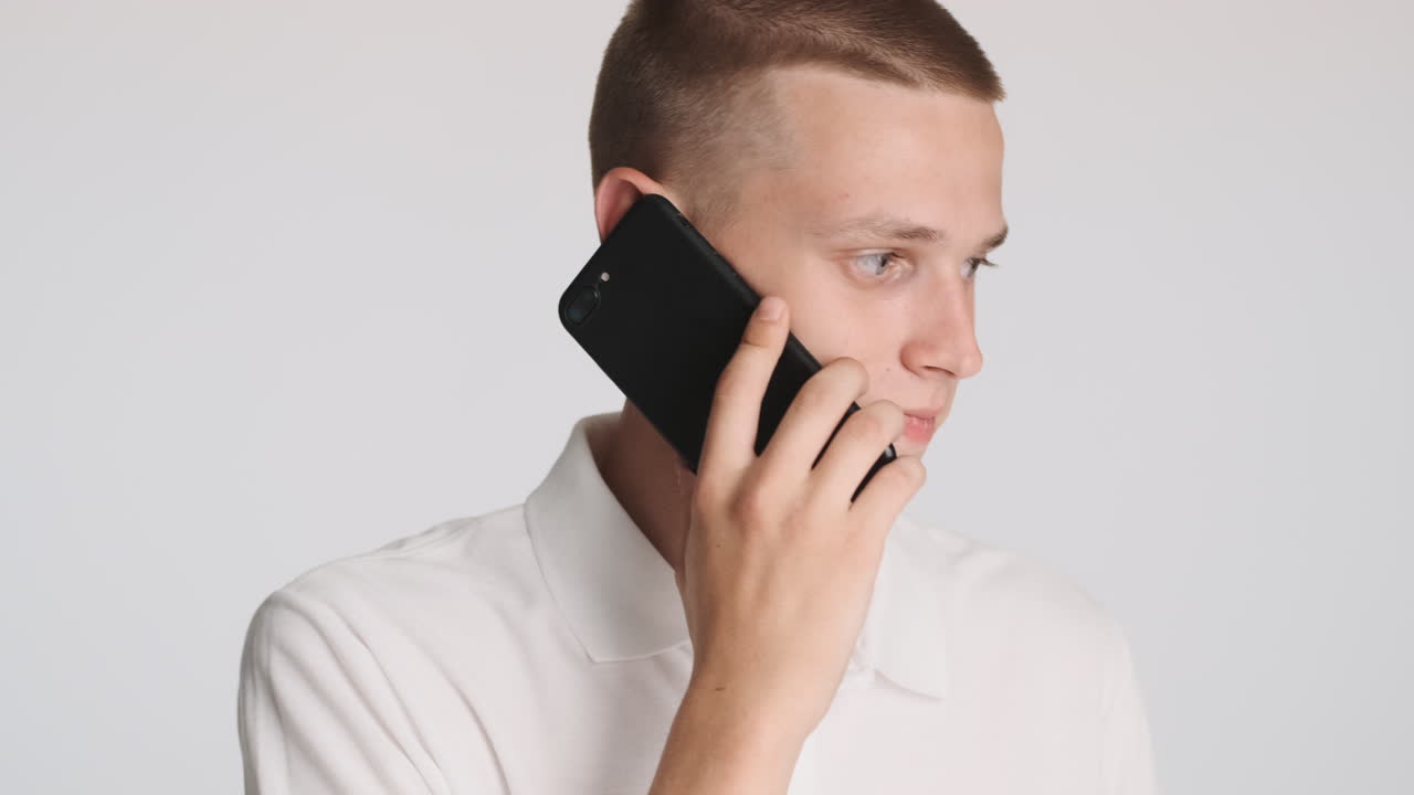 젊은이 가 전화 로 대화 하고 있다