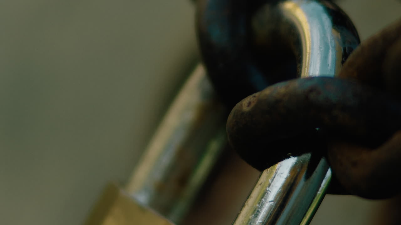 녹은 철 문은 새로운 잠금으로 잠겨 있습니다.