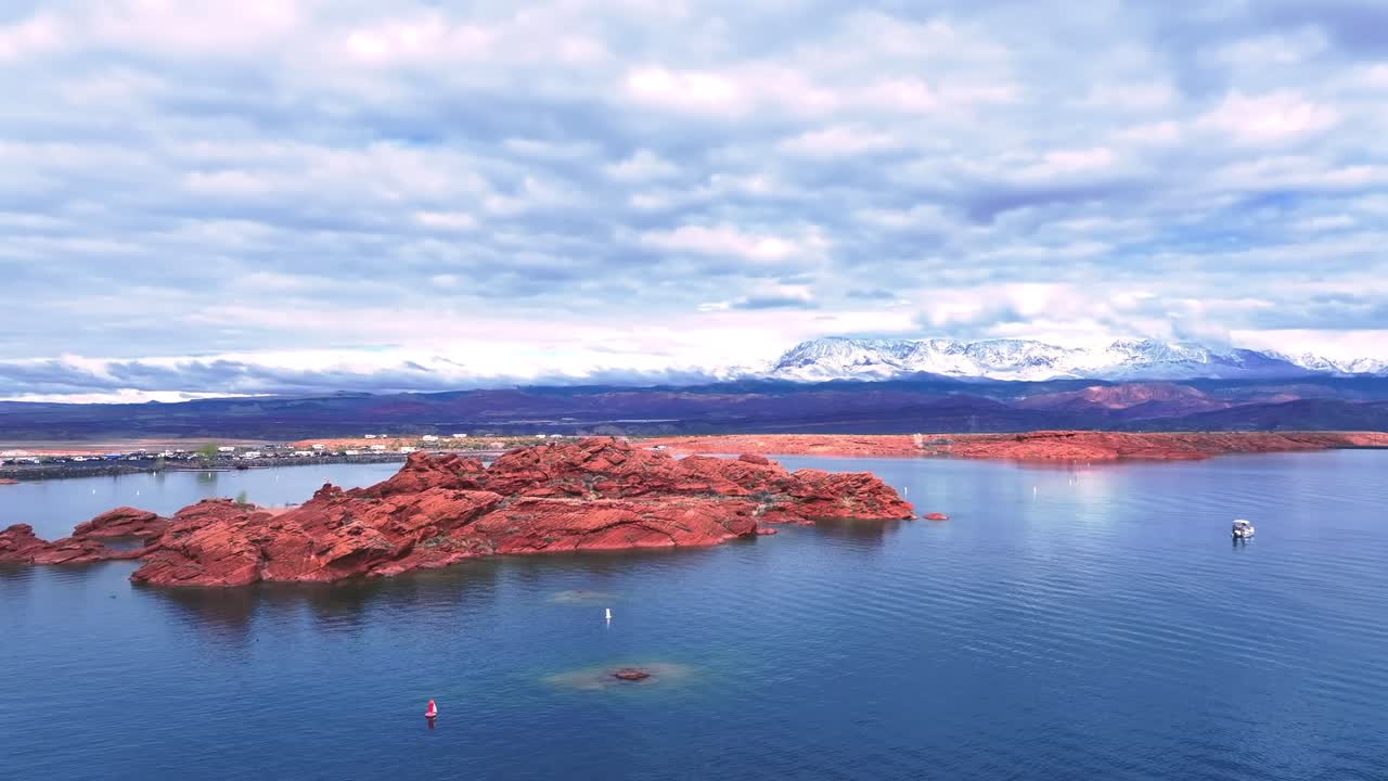그레이터 시온 사막 에 있는 샌드 홀로우 주립 공원 의 공중 풍경 과 배경 에 있는 눈 인 산 들
