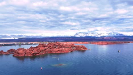 Vista-Aérea-Del-Parque-Estatal-Sand-Hollow-En-El-Desierto-De-Great-Zion-Con-Las-Montañas-Nevadas-Al-Fondo