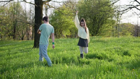 una pareja joven en un parque.