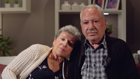una anciana llorando.