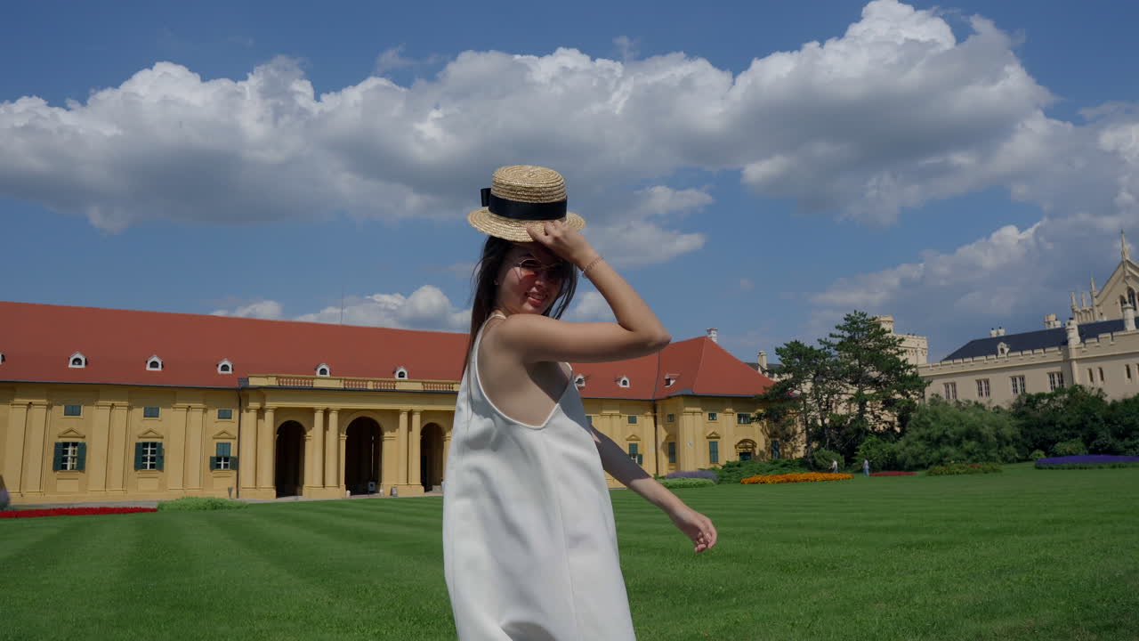 아름다운 궁전 정원을 방문하는 여자