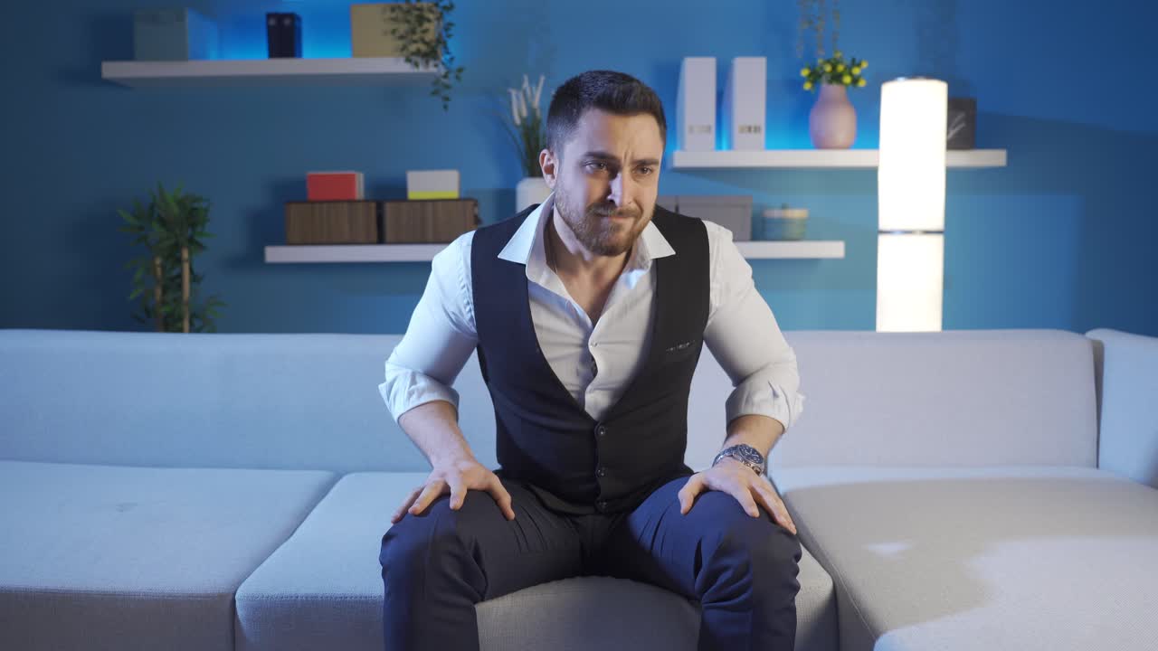 preocupado y en pánico joven en casa indefenso en problemas, sufriendo de soledad, entristecido por las malas noticias.