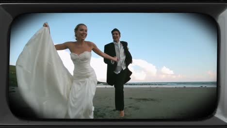 Animación-De-Una-Pareja-Feliz-El-Día-De-La-Boda-En-La-Playa-En-Una-Pantalla-De-Televisión-Retro