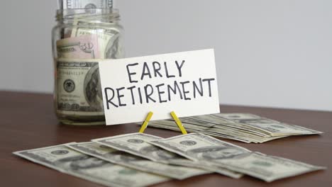 Concept-of-saved-money-to-retire-early-and-not-work-anymore