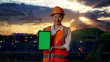 ingeniera presentando en una planta de energía