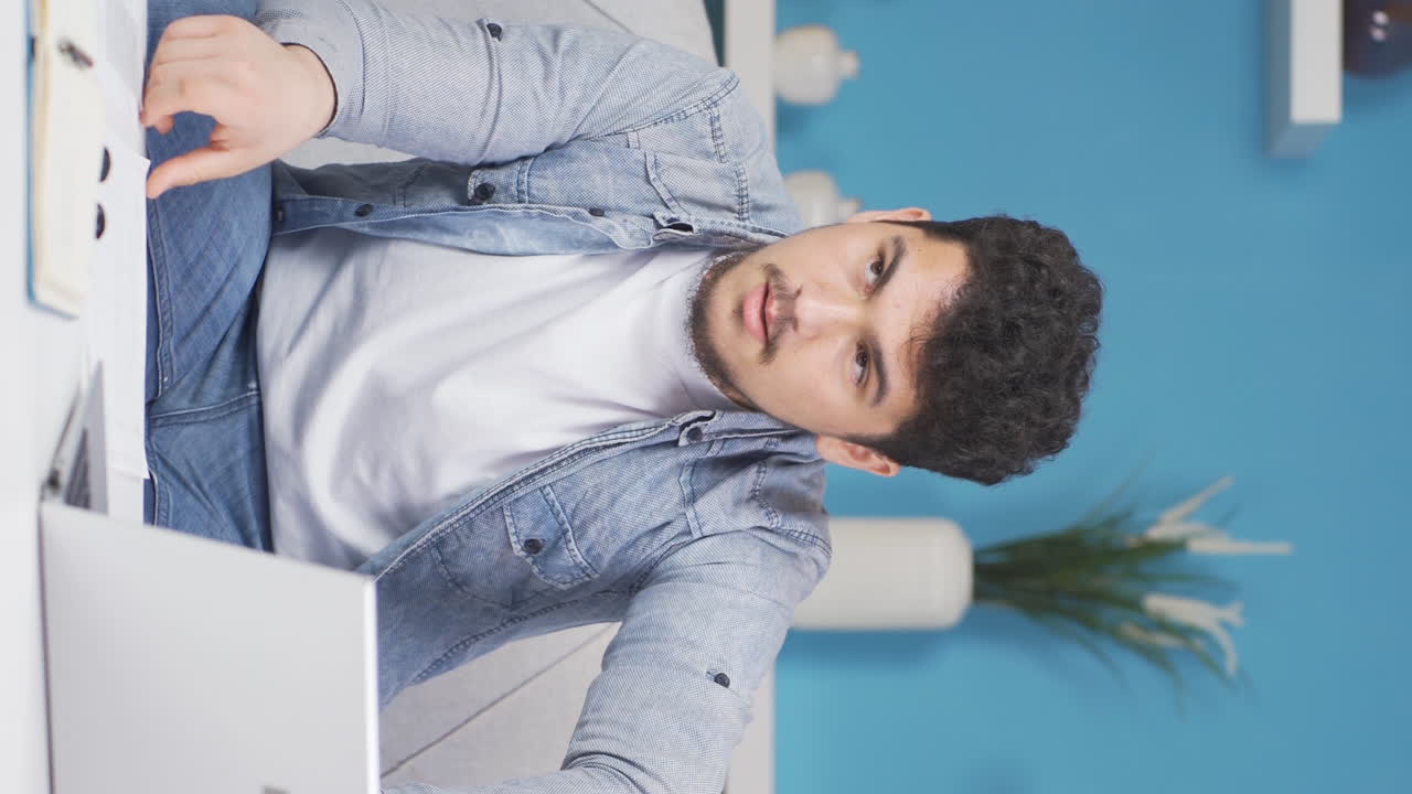 el video vertical del hombre en duelo está pensando y sufriendo de depresión.