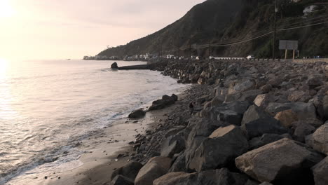 Ruhige-Felsige-Küstenlinie-Von-Big-Rock-Beach-Malibu-Kalifornien,-Neben-Einer-Autobahnrandstraße-Zur-Goldenen-Stunde