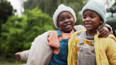 Schwarze-Familie,-Kinder-Und-Umarmung-Mit-Jungen-Im-Freien