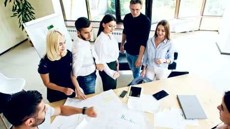 muchos puños de un grupo de personas que muestran conexión cooperación cooperación