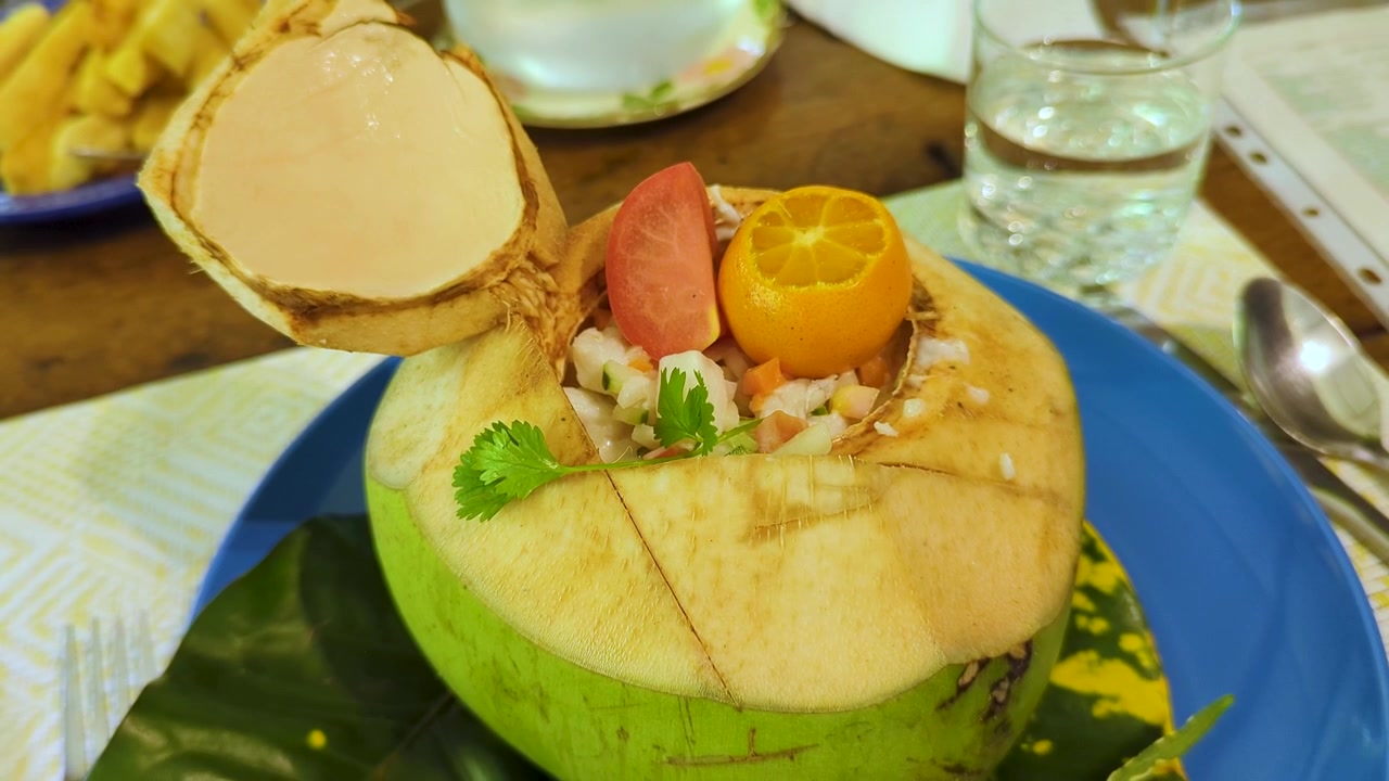 La Kokoda, piatto tipico nazionale delle Fiji, con pesce crudo, agrumi e latte di cocco, servita in una noce di cocco.