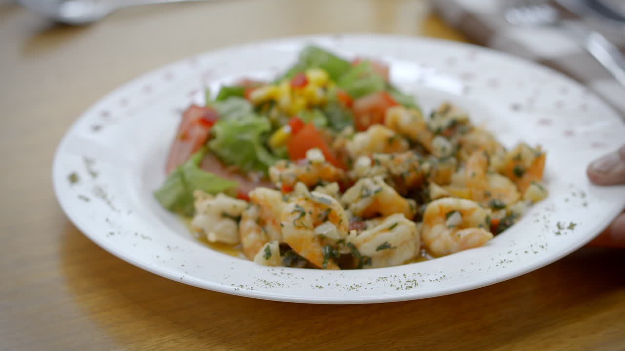 camarones al ajillo con ensalada fresca, mediterráneo