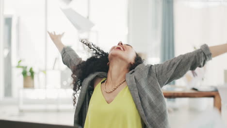 mujer de negocios, computadora portátil y celebración