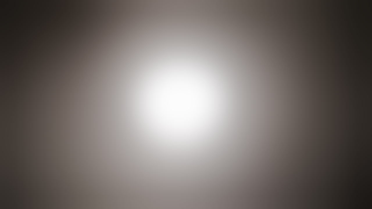 extraño, brillante, alienígena, luz de orbe ovni, luz de fantasma o luna con humo y niebla para halloween o ciencia ficción, fondo de ciencia ficción