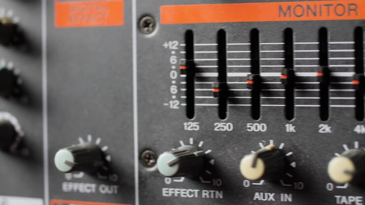 Primo piano di una vecchia e polverosa consolle audio. Movimento di scorrimento.