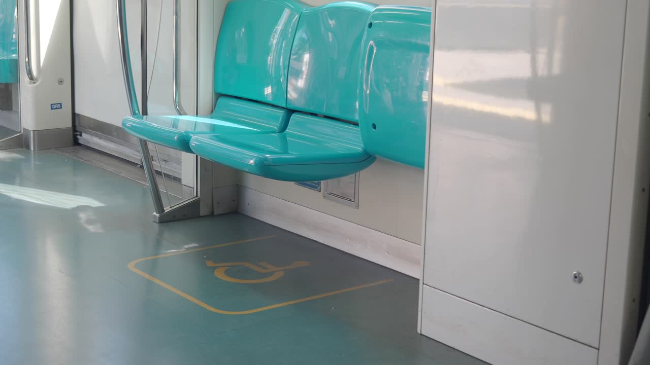 interior accesible para discapacitados del tren con asientos azules