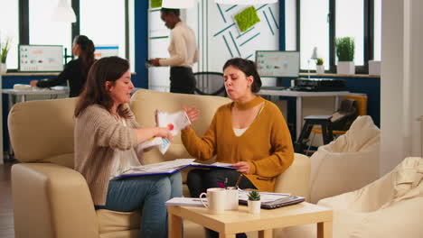 Mujeres-Empresarias-Estresadas-Discutiendo,-Gritándose-Unas-A-Otras-Durante-Las-Horas-De-Trabajo